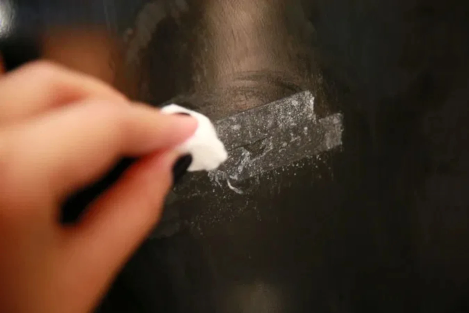 Rimuove i residui di nastro adesivo dai vetri | Itidet